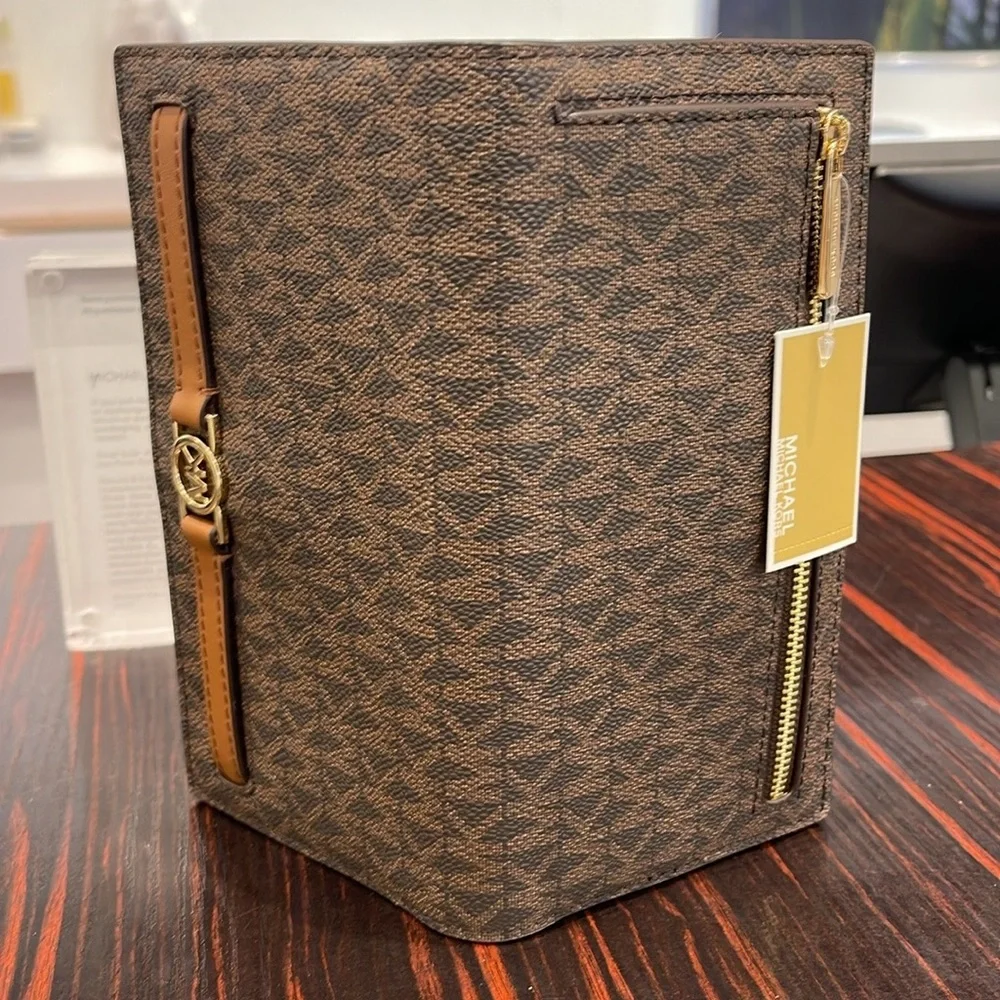 Michael Kors Reed Large Bifold Signature Snap Wallet Card Case 
Brown 
NWT - Picture 14 of 16